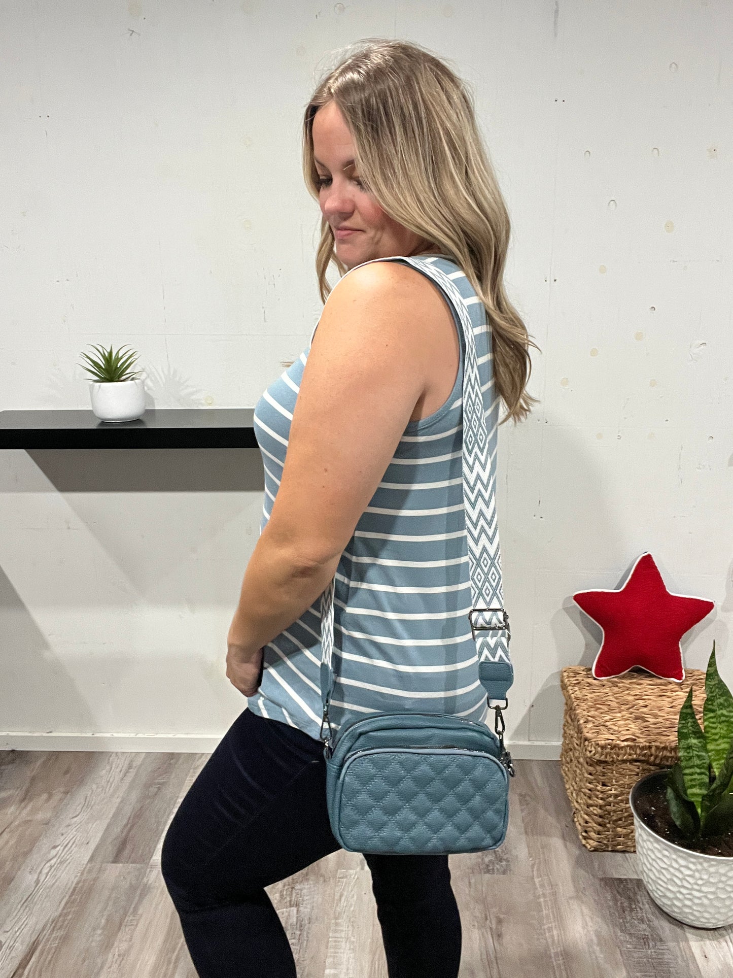 ð€Dusty Blue Quilted Crossbody
