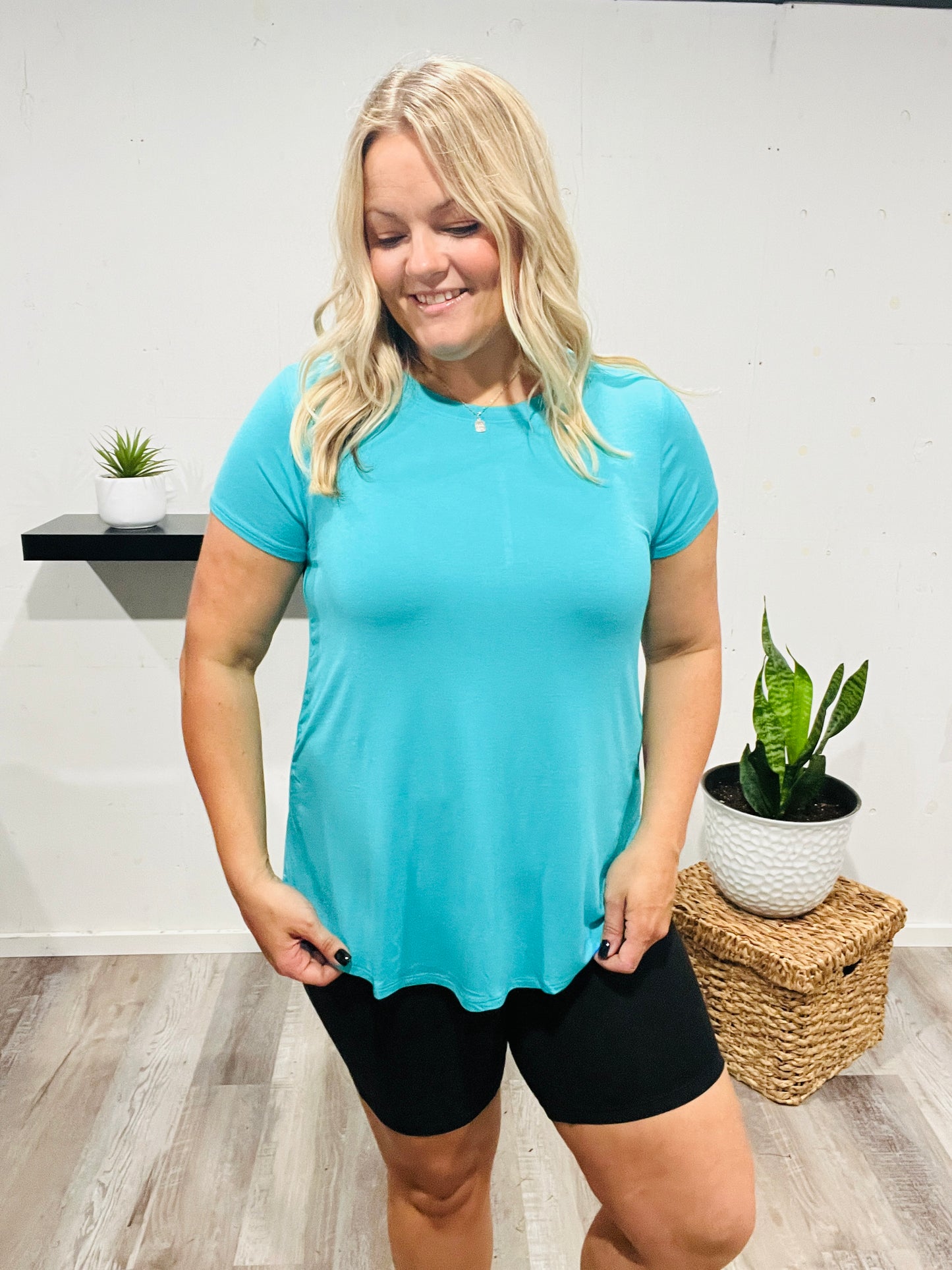 🤍Aqua Basic Beauty Flowy Tee