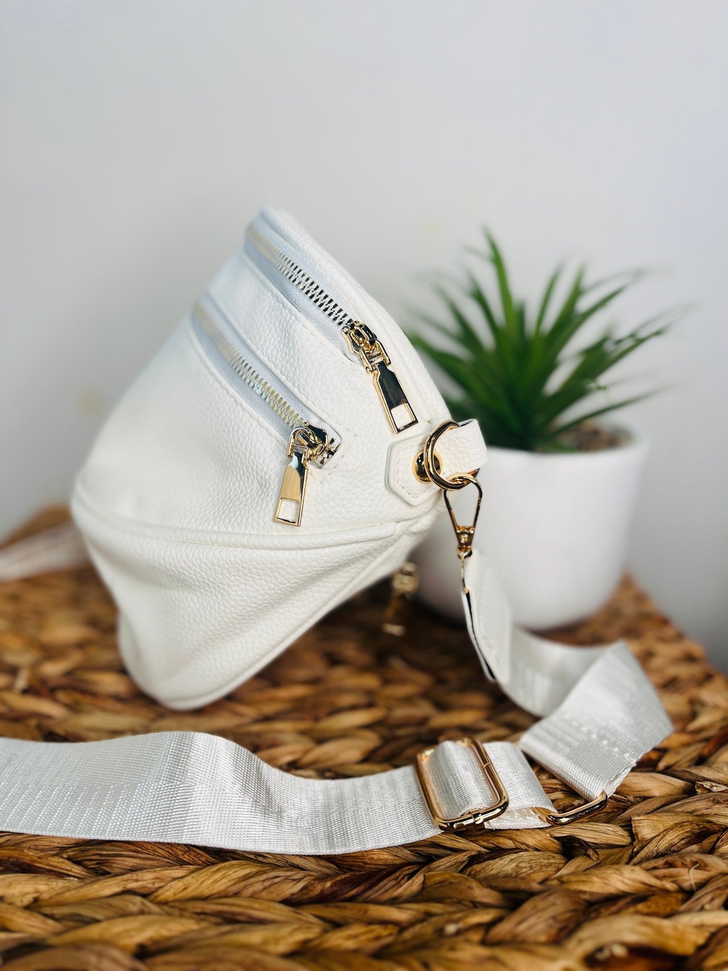 🤍Classy Pearl White Bum Bag