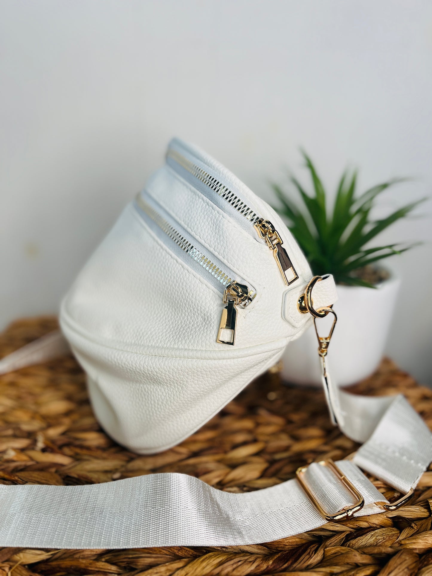 🤍Classy Pearl White Bum Bag